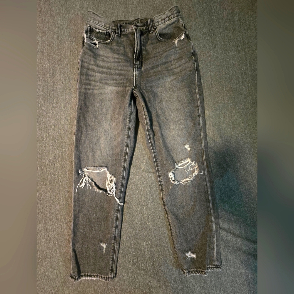 Size 8 American Eagle distressed straight jean/ mom jean